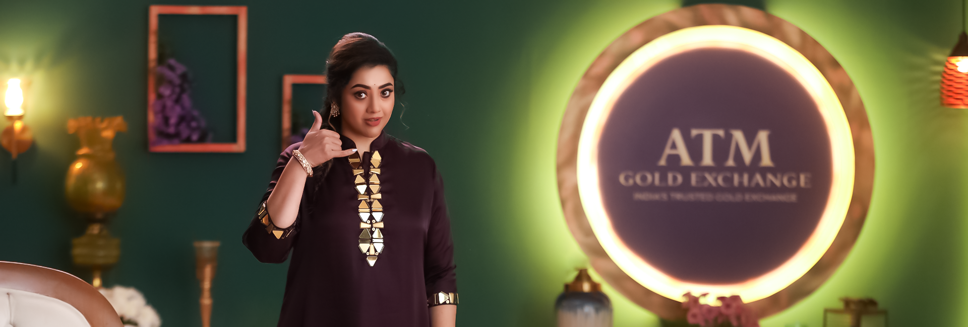 ATM Gold Exchange team explaining a precise gold valuation